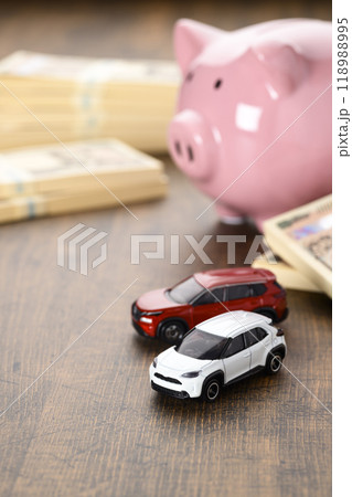 車のミニチュアとブタの貯金箱(新紙幣バージョン) 車のミニチュアとブタの貯金箱(新紙幣バージョン) 118988995