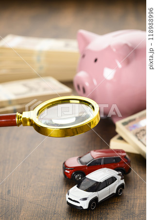車のミニチュアとブタの貯金箱（+虫メガネ 新紙幣バージョン） 118988996