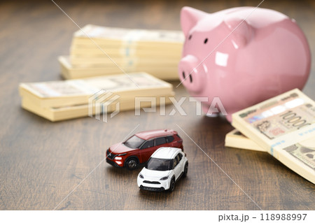 車のミニチュアとブタの貯金箱（新紙幣バージョン） 118988997