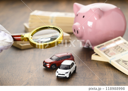 車のミニチュアとブタの貯金箱（+虫メガネ 新紙幣バージョン） 118988998