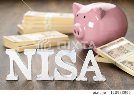 NISAの文字とブタの貯金箱（新紙幣バージョン） 118988999