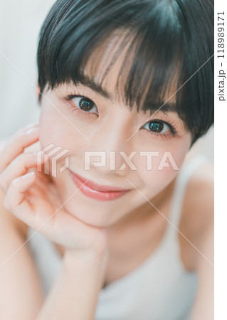 肌の綺麗な若い女性 118989171