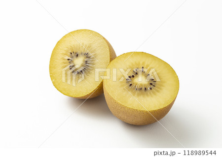 カットしたゴールドキウイ　白バック 118989544