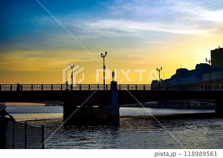 北海道釧路市 夕暮れ時の幣舞橋 北海道釧路市 夕暮れ時の幣舞橋 118989561