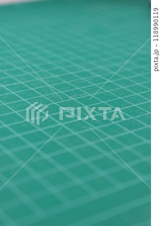 green cutting mat board background with line and scale measure guide pattern 118990119
