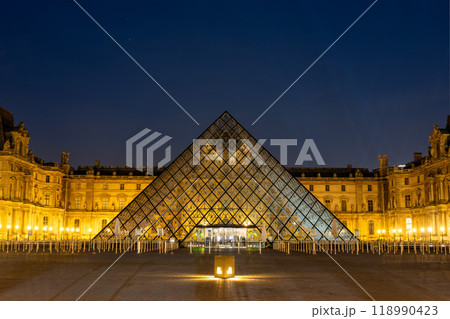 ルーブル美術館・ガラスのピラミッド／フランス 118990423