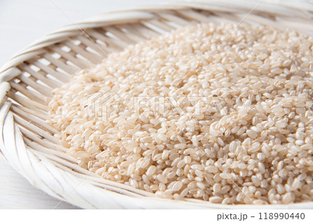 ザルに盛った玄米 118990440