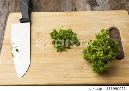 パセリを刻む　包丁でパセリを刻む 118990953