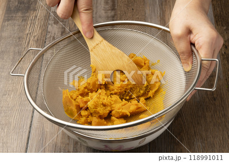 かぼちゃのポタージュスープ かぼちゃを裏ごす かぼちゃのポタージュスープ かぼちゃを裏ごす 118991011