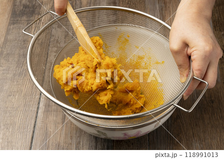 かぼちゃのポタージュスープ かぼちゃを裏ごす かぼちゃのポタージュスープ かぼちゃを裏ごす 118991013
