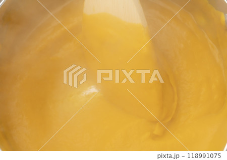 かぼちゃのポタージュ　かぼちゃに牛乳とコンソメを入れる 118991075