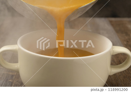 かぼちゃのポタージュ　鍋からスープカップに注ぐ 118991200