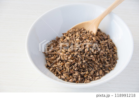 白い皿に盛った麦茶 白い皿に盛った麦茶 118991218