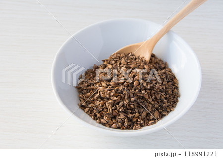 白い皿に盛った麦茶 白い皿に盛った麦茶 118991221