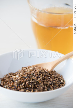 白い皿に盛った麦茶 白い皿に盛った麦茶 118991222