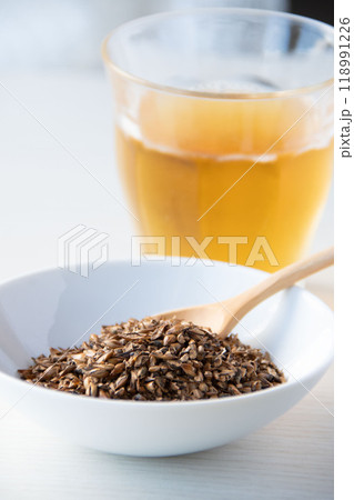 白い皿に盛った麦茶 白い皿に盛った麦茶 118991226