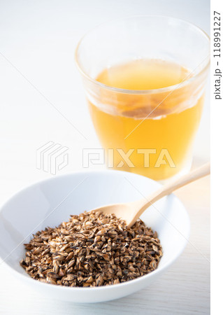 白い皿に盛った麦茶 白い皿に盛った麦茶 118991227