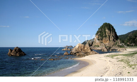 青空と青い日本海と白い砂浜と海に突き出る蓬莱山 118991333