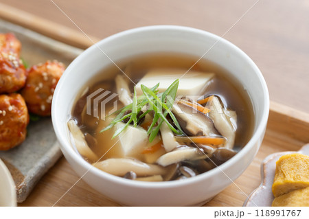 木のテーブルに置かれた豆腐ときのこのあんかけ 木のテーブルに置かれた豆腐ときのこのあんかけ 118991767