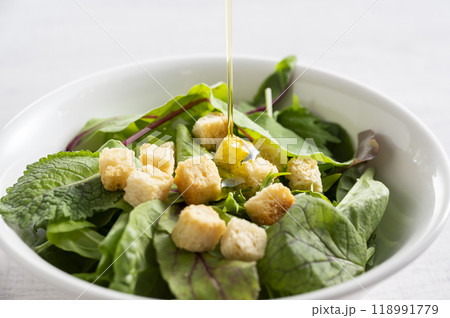 ベビーリーフのサラダにオリーブオイルをかける ベビーリーフのサラダにオリーブオイルをかける 118991779