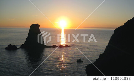 日本海に沈む夕日と奇岩と佐渡ヶ島 118991858