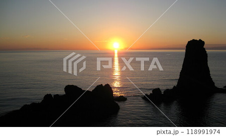 日本海に沈む夕日と奇岩と佐渡ヶ島 日本海に沈む夕日と奇岩と佐渡ヶ島 118991974
