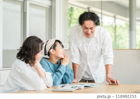 娘の勉強を見ている母親と父親（ファミリー・宿題・受験・受験勉強） 118992253