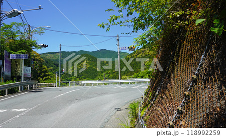 急傾斜崩落危険区域の斜面と交差点(静岡県浜松市天竜区春野町付近) 急傾斜崩落危険区域の斜面と交差点(静岡県浜松市天竜区春野町付近) 118992259