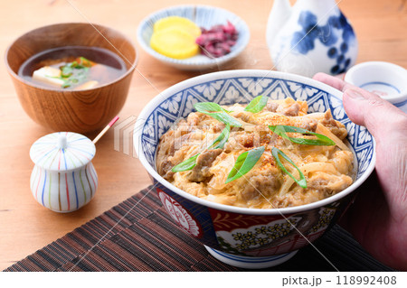他人丼 ( 牛とじ丼 ) 他人丼 ( 牛とじ丼 ) 118992408