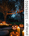 ライトアップされたハロウィンのカボチャ 118992602