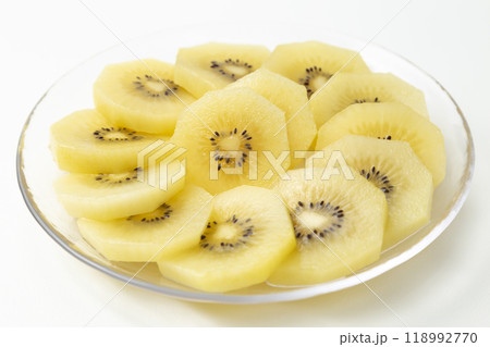 スライスしたゴールドキウイ　白バック 118992770