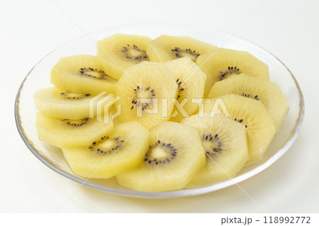 スライスしたゴールドキウイ　白バック 118992772