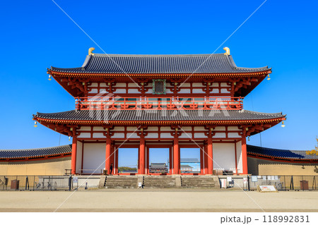 平城宮跡 快晴の朱雀門ひろばから朱雀門 2022年11月18日 118992831