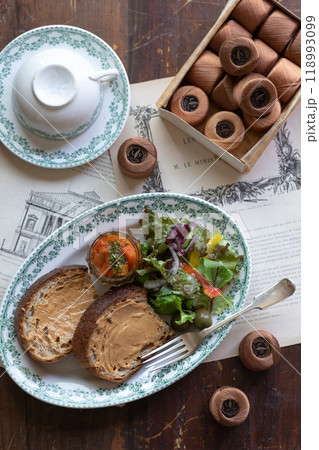 ピーナツバタートーストとキャロットラペ ピーナツバタートーストとキャロットラペ 118993099