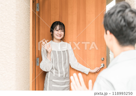 朝出勤する夫・旦那を笑顔で見送りする若いアジア人女性・妻 118993250