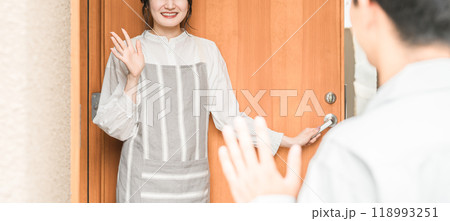 朝出勤する夫・旦那を笑顔で見送りする若いアジア人女性・妻 118993251