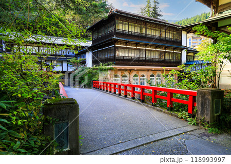 赤い橋と四万温泉積善館 赤い橋と四万温泉積善館 118993997