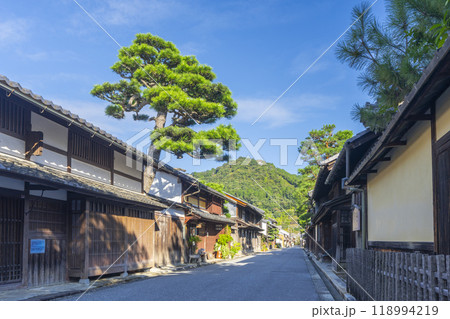 近江八幡　新町通りの風情ある町並み 118994219