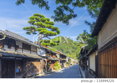 近江八幡　新町通りの風情ある町並み 118994220