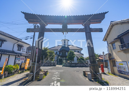 日牟禮八幡宮 一ノ鳥居から見る白雲館(滋賀県近江八幡市) 日牟禮八幡宮 一ノ鳥居から見る白雲館(滋賀県近江八幡市) 118994251