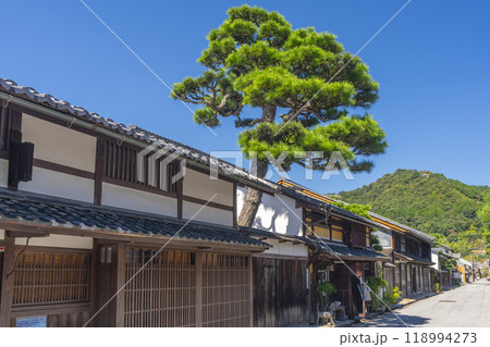 近江八幡　新町通りの風情ある町並み 118994273