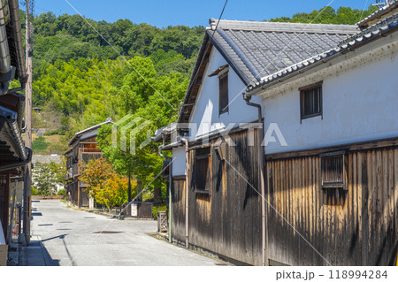 近江八幡 白壁の商家が立ち並ぶ風情ある町並み 近江八幡 白壁の商家が立ち並ぶ風情ある町並み 118994284