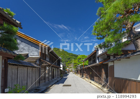 近江八幡　新町通りの風情ある町並み 118994293