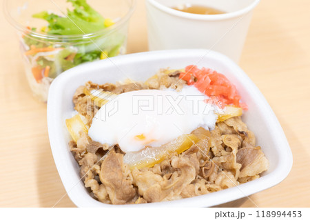 おいしい半熟玉子と紅生姜のせ牛丼弁当とみそ汁とサラダ 118994453