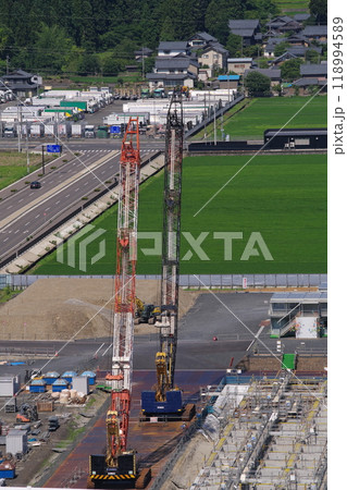 建設現場の大型クレーン車 118994589