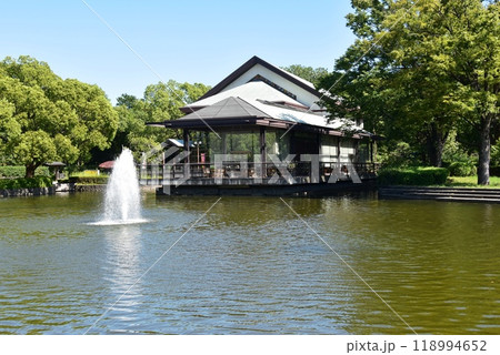 神奈川県　平塚市総合公園のレストランと池と噴水 118994652