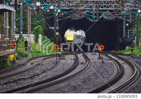 小田原駅を通過するドクターイエロー 118995093