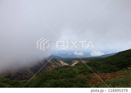 蔵王、雲に囲まれた御釜とその山々 【日本・宮城県】 蔵王、雲に囲まれた御釜とその山々 【日本・宮城県】 118995379
