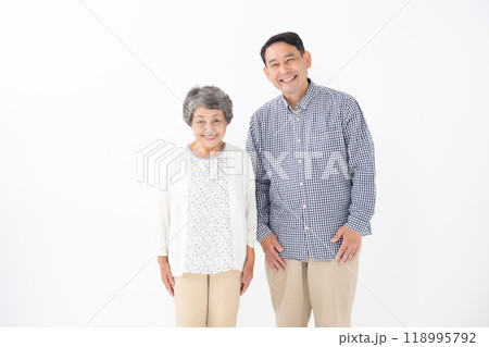 シニア女性 ミドル男性 親子 母 息子 シニア女性 ミドル男性 親子 母 息子 118995792