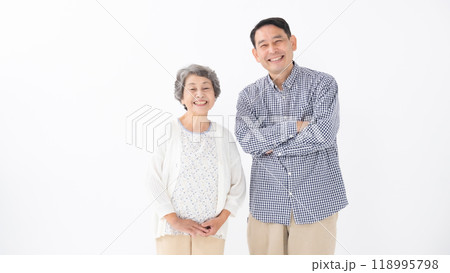 シニア女性 ミドル男性 親子 母 息子 シニア女性 ミドル男性 親子 母 息子 118995798